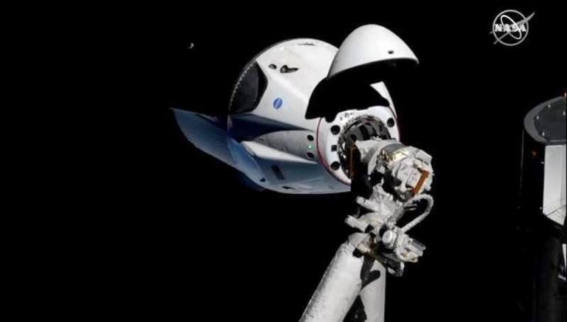 Космический корабль SpaceX успешно пристыковался к МКС