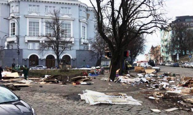 Киоски с Андреевского спуска в Киеве убраны