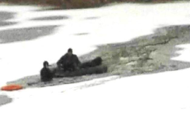 Рятуючи собаку, чоловік провалився під кригу