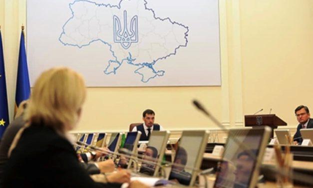 Кабмин обнародовал зарплаты чиновников