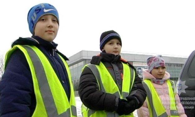 «Солодощі – відповідальним водіям» – соціальна акція від павлоградських поліцейських та школярів