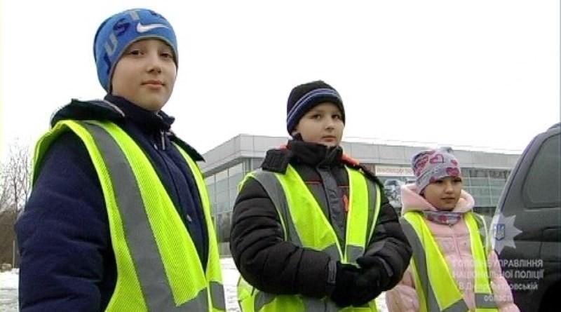 «Солодощі – відповідальним водіям» – соціальна акція від павлоградських поліцейських та школярів