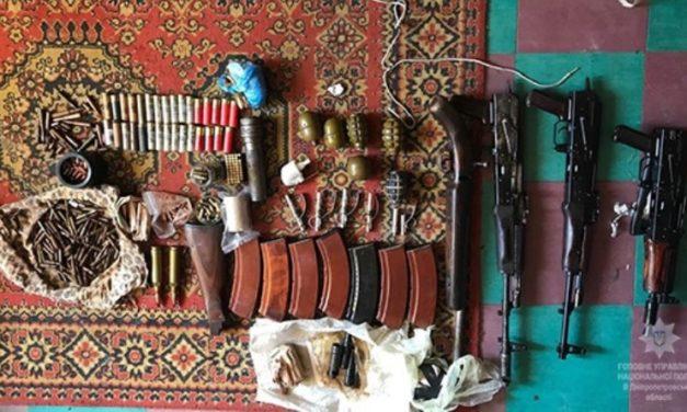 В квартирі жителям Павлограда правоохоронці виявили арсенал зброї