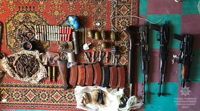 В квартирі жителям Павлограда правоохоронці виявили арсенал зброї