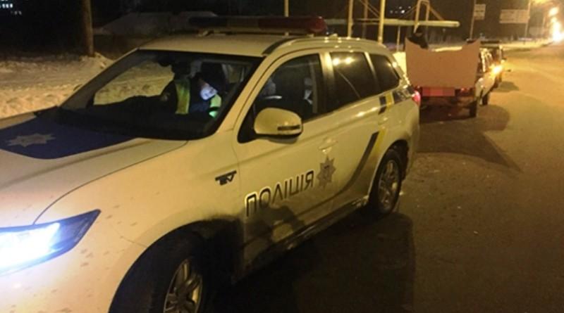 Поліцейські затримали автовикрадачів, які штовхали викрадений автомобіль на розбирання (ФОТО)