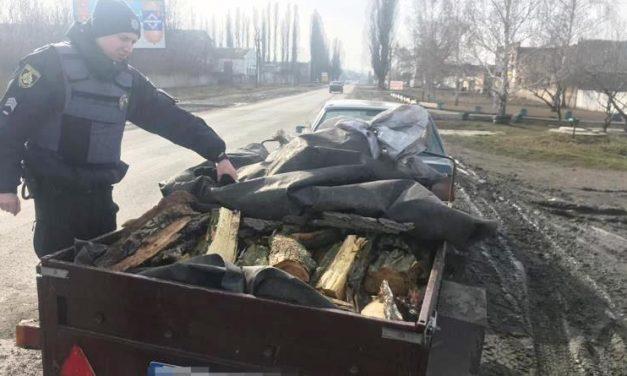 Поліція затримала чоловіка, який незаконно перевозив зрубані дерева
