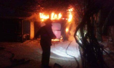 Рятувальники ліквідували пожежу в гаражі з автомобілем всередині