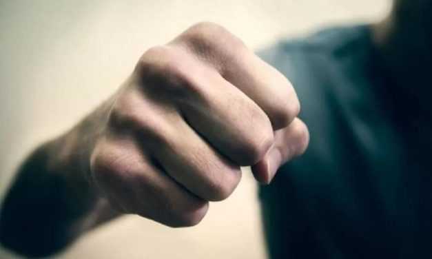 На улице Космонавтов в Павлограде избили мужчину