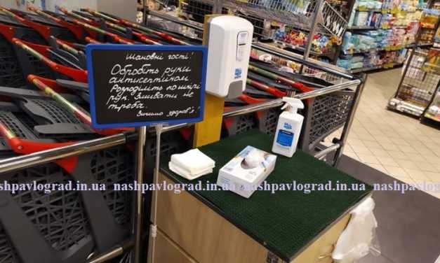 В супермаркете обеспечили покупателей бесплатной обрабаткой рук антисептиком
