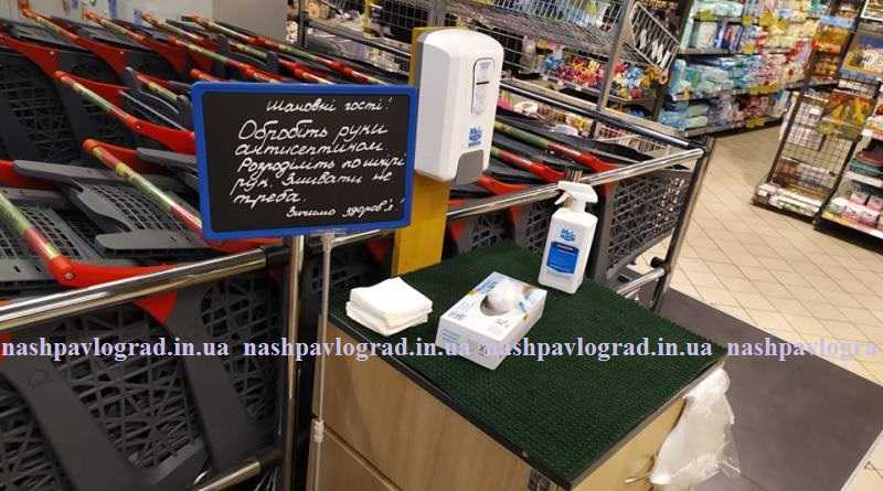 В супермаркете обеспечили покупателей бесплатной обрабаткой рук антисептиком