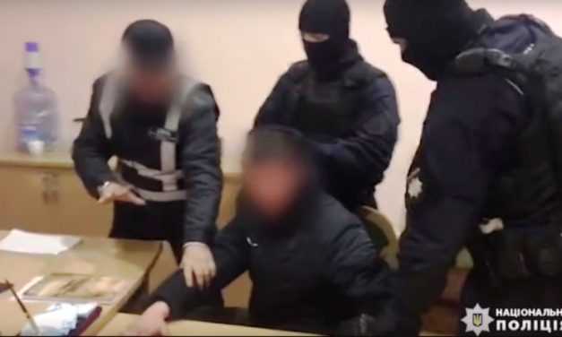 За спробу дати хабар поліцейському затримали двох чоловіків