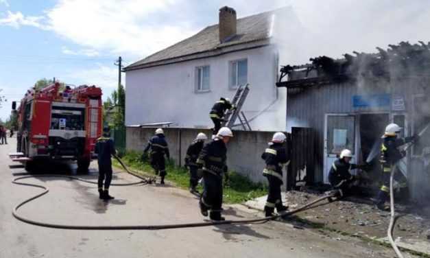 В Павлограді вогнеборці ліквідували пожежу у торгівельному павільйоні