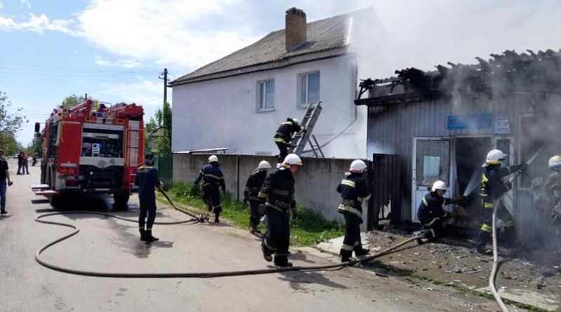 В Павлограді вогнеборці ліквідували пожежу у торгівельному павільйоні