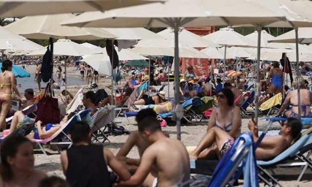 В Греции открылись пляжи. Тысячи людей и заторы на въездах