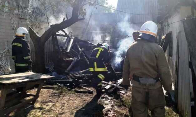 В Павлоградском районе спасатели ликвидировали возгорание хозпостройки