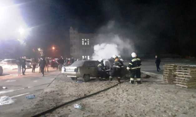 Павлоградские спасатели потушили горящий автомобиль (ВИДЕО)