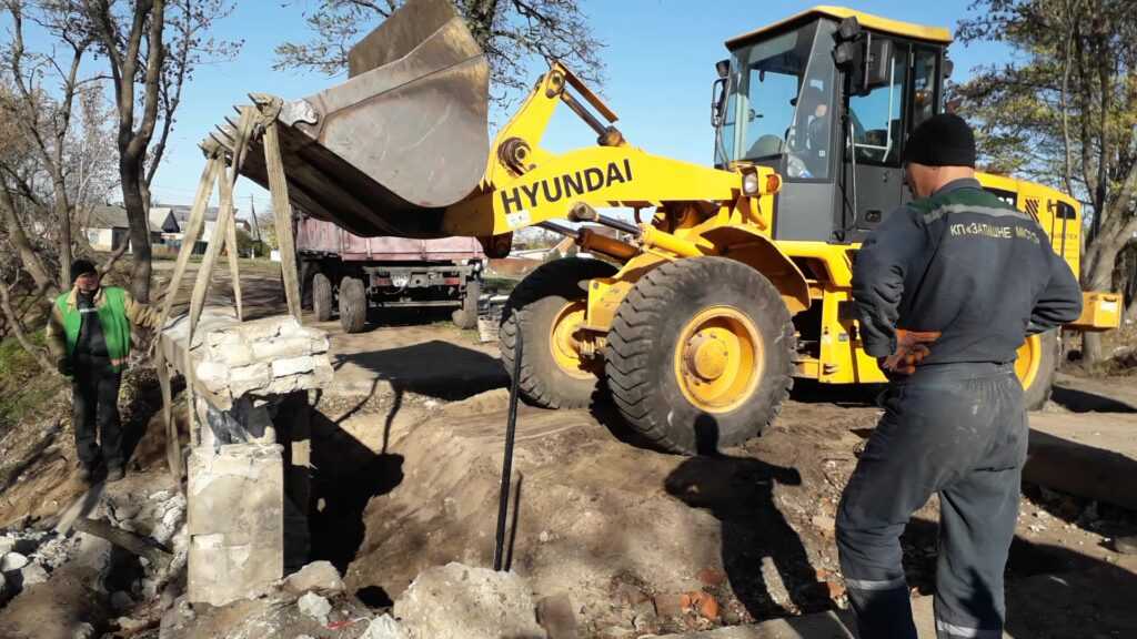 В Павлоградский музея доставили часть декоративного забора