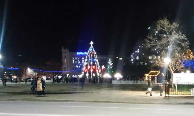 Праздник приближается: в Павлограде монтируют новогоднюю иллюминацию