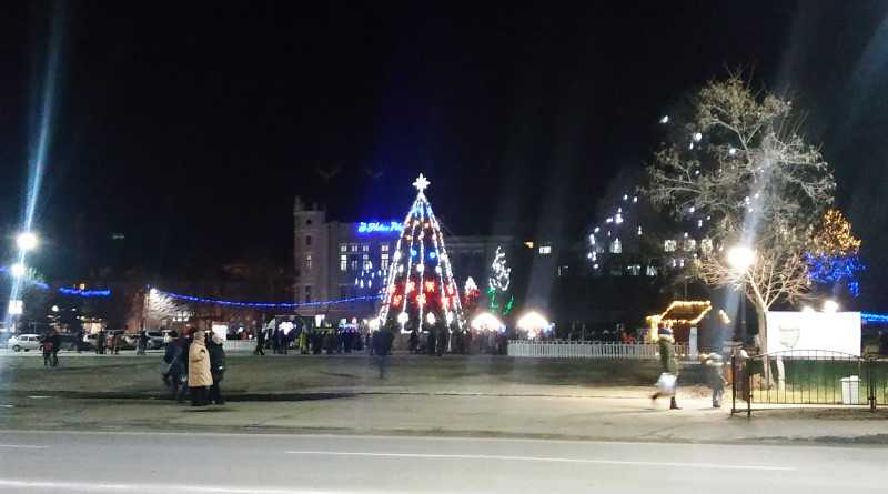 Праздник приближается: в Павлограде монтируют новогоднюю иллюминацию