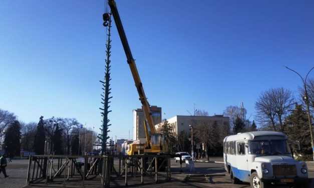 На Соборной площади Павлограда начали устанавливать главную городскую ёлку