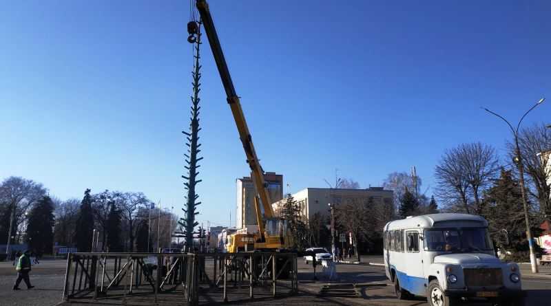 На Соборной площади Павлограда начали устанавливать главную городскую ёлку
