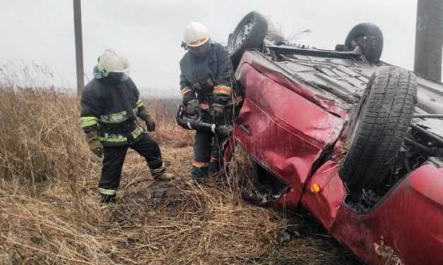 В Павлоградском районе спасатели извлекли тело погибшего из покореженного автомобиля