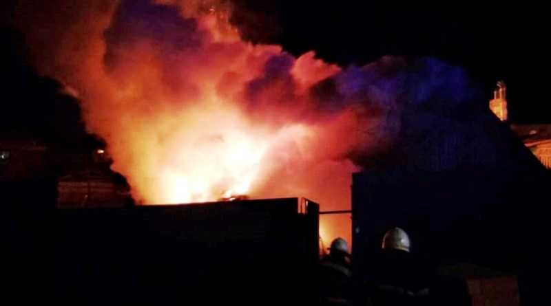 Ночью в Павлограде 11 спасателей 2 часа тушили пожар в жилом доме