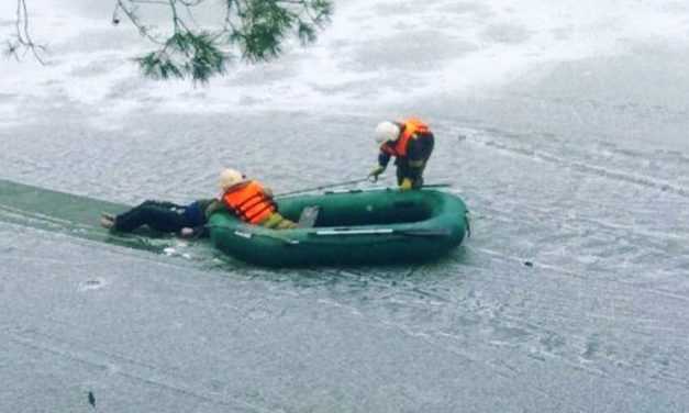На водоёме, около базы отдыха в Павлоградском районе, обнаружили труп мужчины