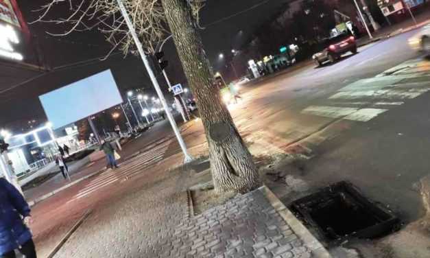 В самом центре Павлограда вандал пытался украсть решётку ливневой канализации