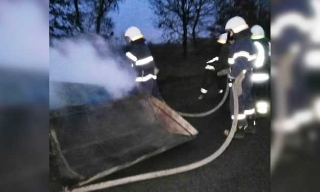 В районе Булаховки сотрудники ДСНС потушили горящий прицеп (ВИДЕО)