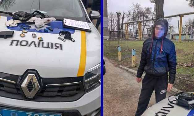 Сам себя выдал: в Павлограде парень с наркотиками в кармане испугался полицейскую машину и был разоблачён