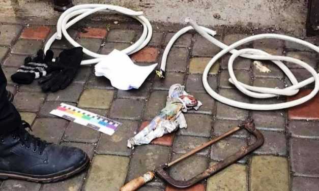 В Павлограде двое безработных оставили многоэтажку без интернета, вырезав кабель в подъезде