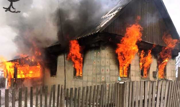 В Павлограде на пожаре погиб годовалый мальчик, второго ребенка спасли соседи