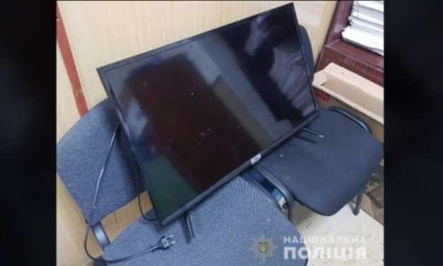 Дерзкое ограбление в Павлограде: вор выбил дверь в квартиру и на глазах у ребенка вынес телевизор
