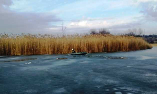 Спасатели ищут рыбака, который провалился под лёд на реке Самара