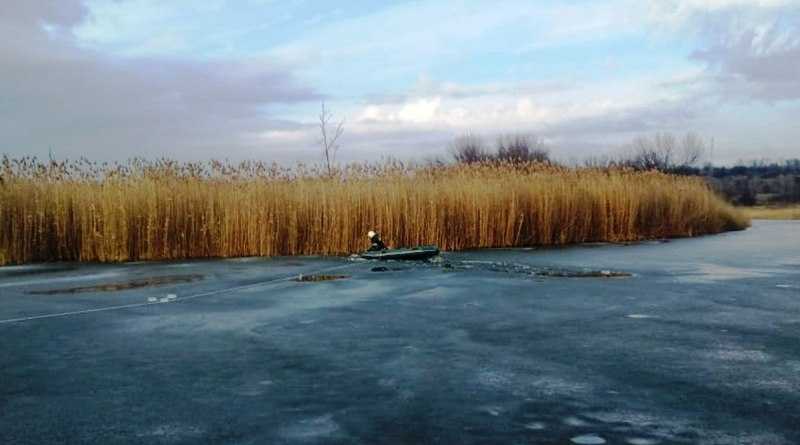 Спасатели ищут рыбака, который провалился под лёд на реке Самара