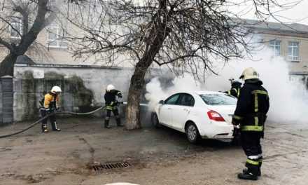 В центре Павлограда загорелся легковой автомобиль