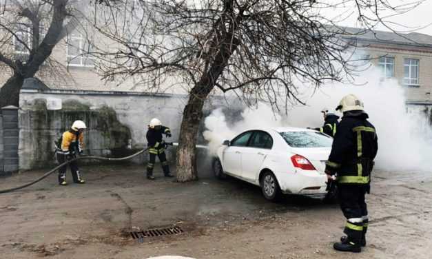 В центре Павлограда загорелся легковой автомобиль
