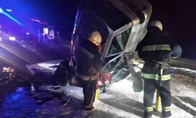 Недалеко от Павлограда в результате ДТП погибли два человека, еще один в реанимации (ВИДЕО)