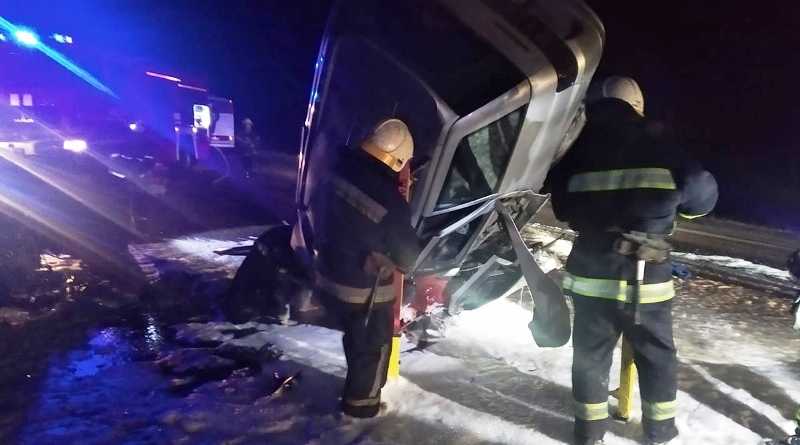 Недалеко от Павлограда в результате ДТП погибли два человека, еще один в реанимации (ВИДЕО)