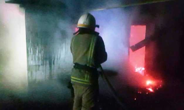 В Павлоградском районе спасатели ликвидировали пожар в хозяйственной постройке