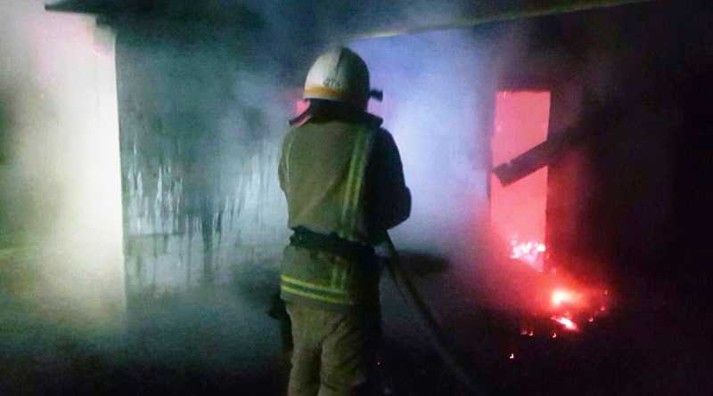 В Павлоградском районе спасатели ликвидировали пожар в хозяйственной постройке