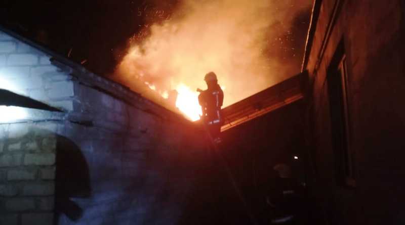 Павлоградские спасатели ликвидировали пожар на территории частного дома (ВИДЕО)