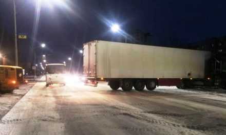 Опасная дорога: в Павлограде водитель грузового авто не справился с управлением