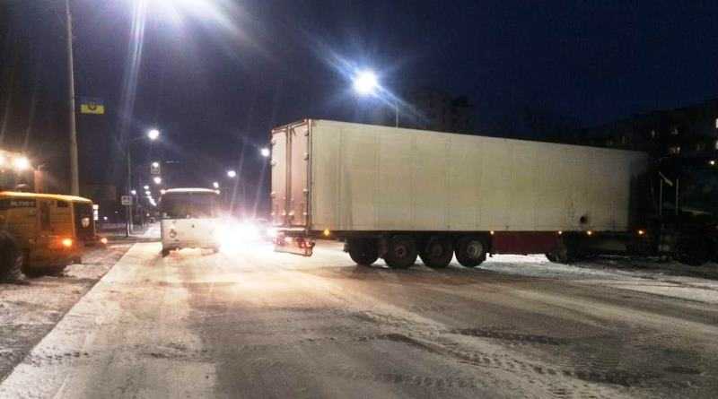 Опасная дорога: в Павлограде водитель грузового авто не справился с управлением