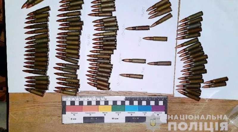 Полицейские изъяли у двух мужчин боеприпасы и марихуану