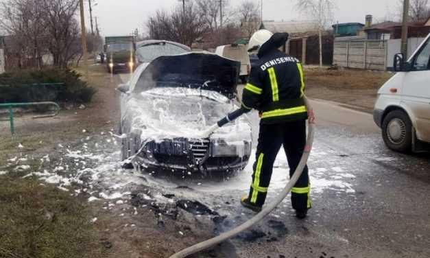 Павлоградские спасатели ликвидировали возгорание легкового