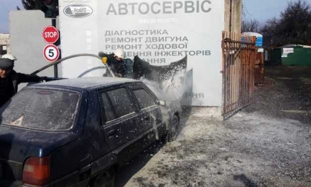 В Павлограде на временной остановке загорелась легковушка