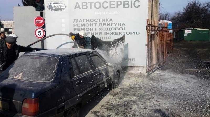 В Павлограде на временной остановке загорелась легковушка