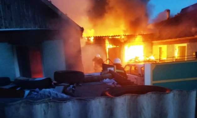 В Павлограде на пожаре в жилом доме погиб человек, двух женщин спасли пожарные